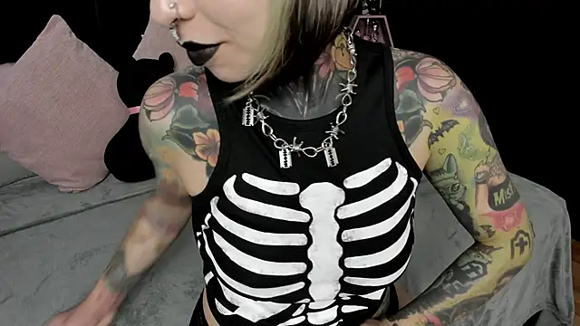 NikkiRamone online show from 02/05/25, 07:29