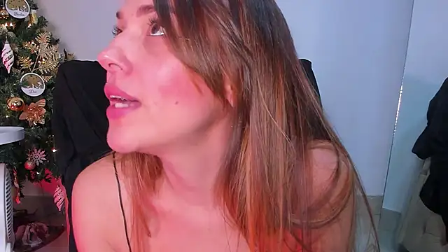 Snapshot of camilawm19 chatting on 12/23/24, 08:44 camilawm19 online show from 12/23/24, 08:44