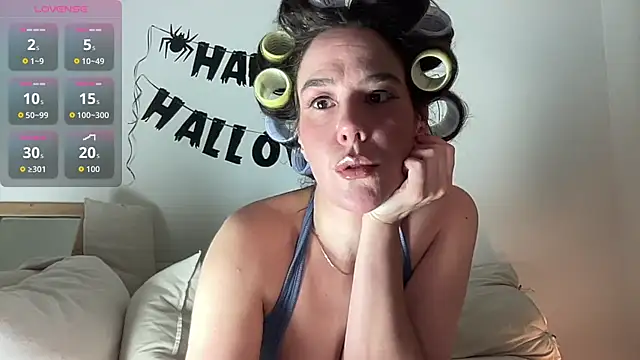 Snapshot of MilkyHoneyLullabies chatting on 10/30/25, 01:45 MilkyHoneyLullabies online show from 10/30/25, 01:45