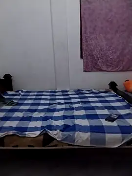 Snapshot of roundbunny chatting on 10/25/25, 05:08 roundbunny online show from 10/25/25, 05:08