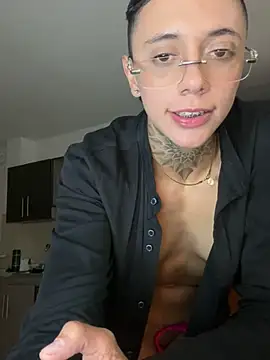 Snapshot of _PhillipBrown chatting on 12/21/24, 04:46 PhillipBrown online show from 12/21/24, 04:46