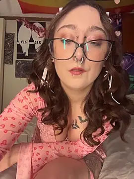 NovaLove2002 online show from 02/05/26, 05:45