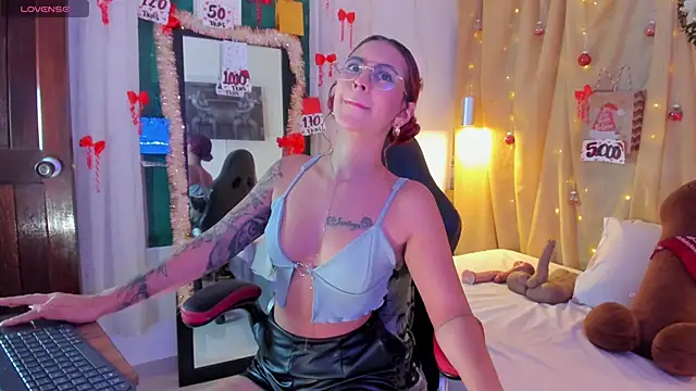 Sophiee Hill online show from 12/19/25, 08:05