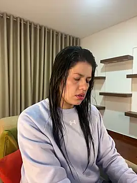 Snapshot of Alice_Biel chatting on 01/07/25, 10:54 Alice Biel online show from 01/07/25, 10:54