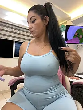 Hot beauty   online show from 11/13/25, 02:43