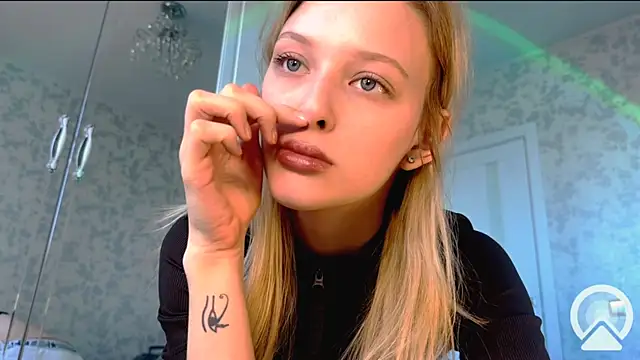 Evvie Summn1 online show from 03/22/25, 03:20