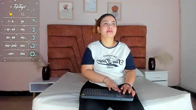 Snapshot of MAHIASMITH13 chatting on 03/12/25, 01:30 MAHIASMITH13 online show from 03/12/25, 01:30