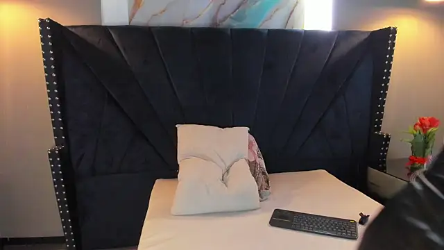 Snapshot of MAHIASMITH13 chatting on 11/21/25, 01:21 MAHIASMITH13 online show from 11/21/25, 01:21