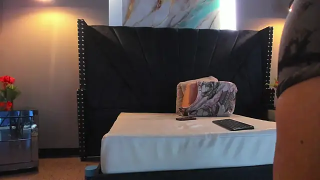 Snapshot of MAHIASMITH13 chatting on 12/15/25, 01:04 MAHIASMITH13 online show from 12/15/25, 01:04