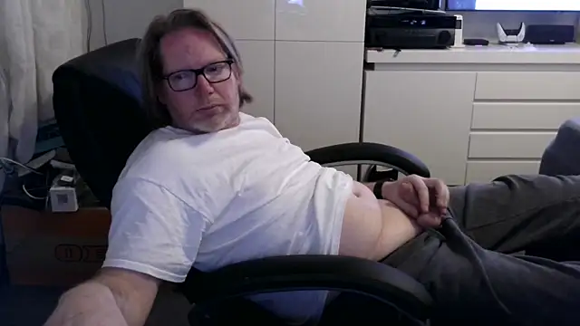 Snapshot of VSteph chatting on 04/19/26, 10:01 VSteph online show from 04/19/26, 10:01