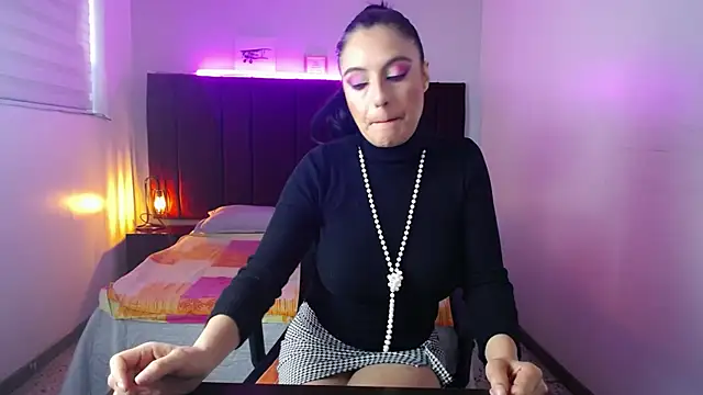Snapshot of Zuzana21 chatting on 12/11/24, 01:06 Zuzana21 online show from 12/11/24, 01:06