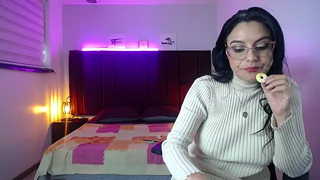 Snapshot of Zuzana21 chatting on 12/17/24, 03:49 Zuzana21 online show from 12/17/24, 03:49