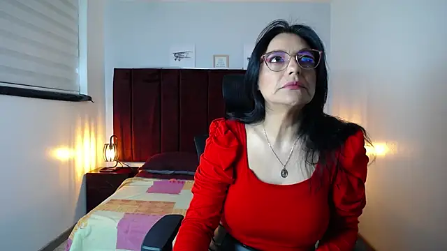 Snapshot of Zuzana21 chatting on 12/18/24, 01:02 Zuzana21 online show from 12/18/24, 01:02