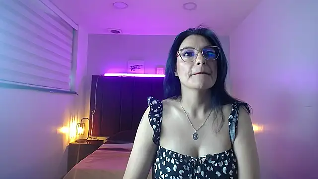 Snapshot of Zuzana21 chatting on 12/21/24, 12:27 Zuzana21 online show from 12/21/24, 12:27