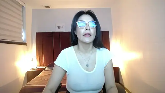 Snapshot of Zuzana21 chatting on 12/28/24, 12:35 Zuzana21 online show from 12/28/24, 12:35