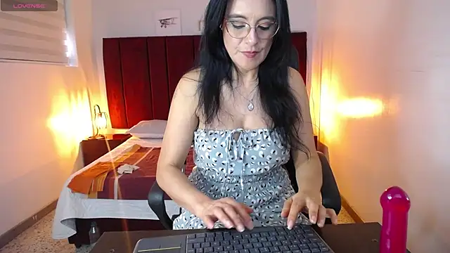 Snapshot of Zuzana21 chatting on 02/10/25, 04:47 Zuzana21 online show from 02/10/25, 04:47