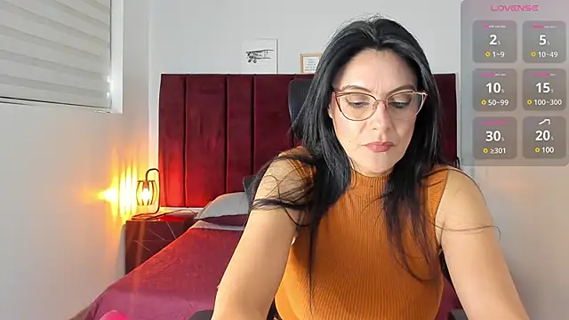 Snapshot of Zuzana21 chatting on 03/11/25, 01:01 Zuzana21 online show from 03/11/25, 01:01
