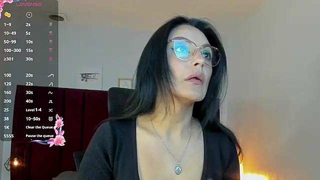 Snapshot of Zuzana21 chatting on 03/21/25, 01:01 Zuzana21 online show from 03/21/25, 01:01