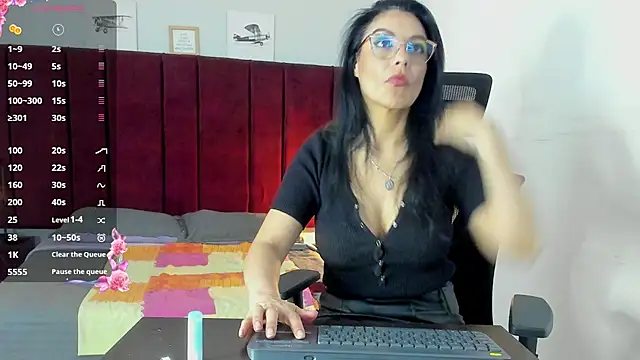 Snapshot of Zuzana21 chatting on 03/21/25, 04:07 Zuzana21 online show from 03/21/25, 04:07