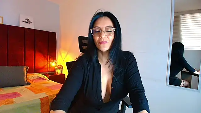 Snapshot of Zuzana21 chatting on 09/24/25, 12:52 Zuzana21 online show from 09/24/25, 12:52