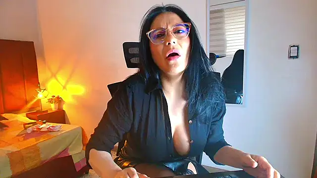 Snapshot of Zuzana21 chatting on 10/03/25, 12:57 Zuzana21 online show from 10/03/25, 12:57