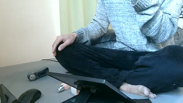 Snapshot of UKI06 chatting on 12/21/24, 06:09 UKI06 online show from 12/21/24, 06:09