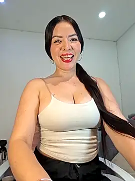 Snapshot of Anal_Luucia chatting on 06/19/26, 01:37 Anal Luucia online show from 06/19/26, 01:37