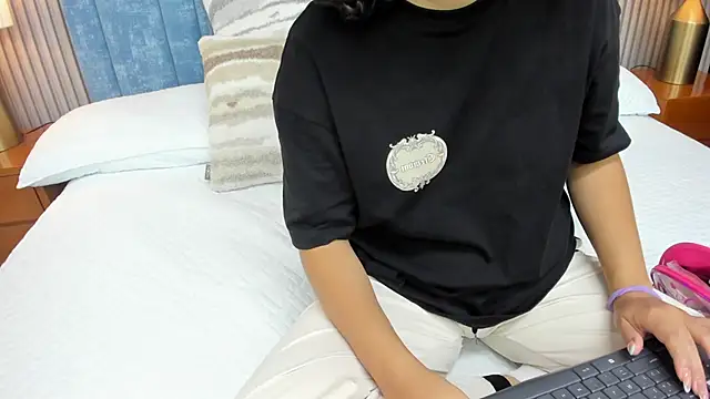 pretty sunlight  online show from 10/02/25, 01:34