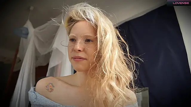 Snapshot of _Phantom_thread_ chatting on 03/17/25, 12:35 Phantom thread online show from 03/17/25, 12:35