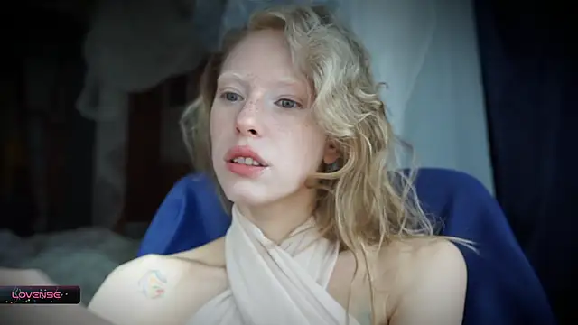 Snapshot of _Phantom_thread_ chatting on 10/13/25, 10:04 Phantom thread online show from 10/13/25, 10:04