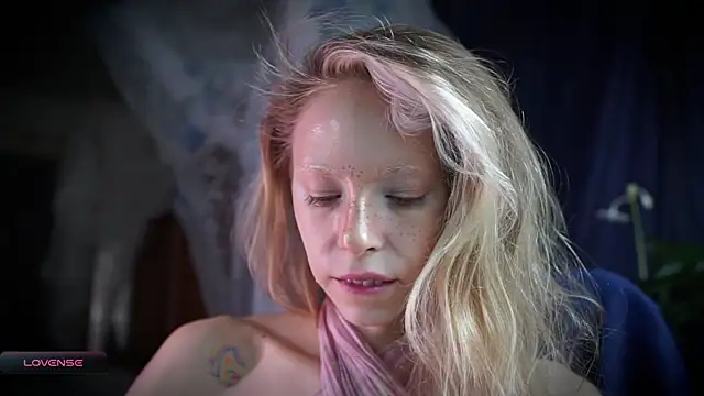 Snapshot of _Phantom_thread_ chatting on 10/27/25, 09:57 Phantom thread online show from 10/27/25, 09:57