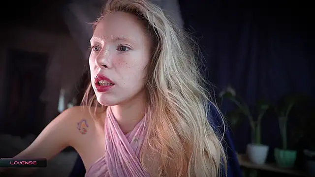 Snapshot of _Phantom_thread_ chatting on 11/07/25, 09:42 Phantom thread online show from 11/07/25, 09:42