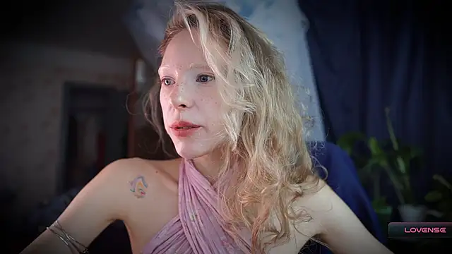 Snapshot of _Phantom_thread_ chatting on 11/24/25, 09:20 Phantom thread online show from 11/24/25, 09:20