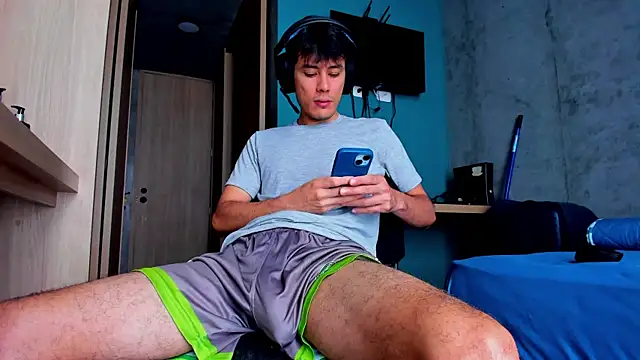Snapshot of Huge_latin_cock chatting on 05/05/26, 06:16 Huge latin cock online show from 05/05/26, 06:16