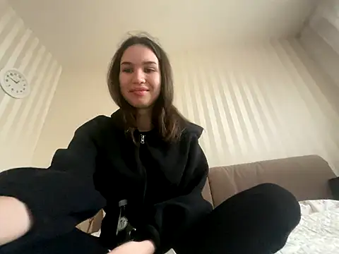 Roxie Mils online show from 11/18/25, 09:47
