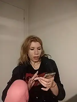 Snapshot of EvaRush chatting on 12/17/25, 09:54 EvaRush online show from 12/17/25, 09:54