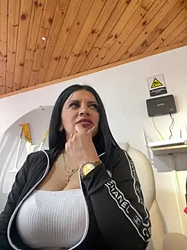 Snapshot of Milff_parkerrr chatting on 03/08/25, 04:17 Milff parkerrr online show from 03/08/25, 04:17