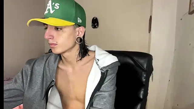 Snapshot of Matthew_Dixonn chatting on 02/05/25, 10:01 Matthew Dixonn online show from 02/05/25, 10:01