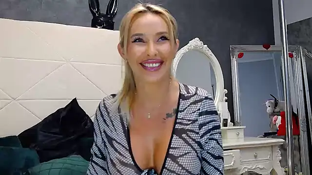 Snapshot of IssaSmith chatting on 09/17/25, 08:05 IssaSmith online show from 09/17/25, 08:05