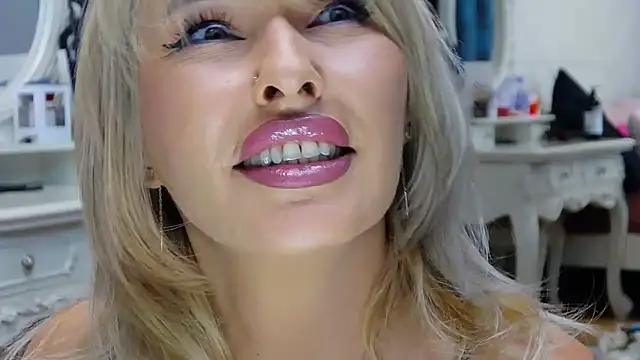 Snapshot of IssaSmith chatting on 10/25/25, 07:16 IssaSmith online show from 10/25/25, 07:16