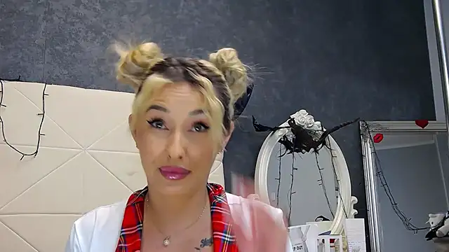 Snapshot of IssaSmith chatting on 11/19/25, 07:41 IssaSmith online show from 11/19/25, 07:41