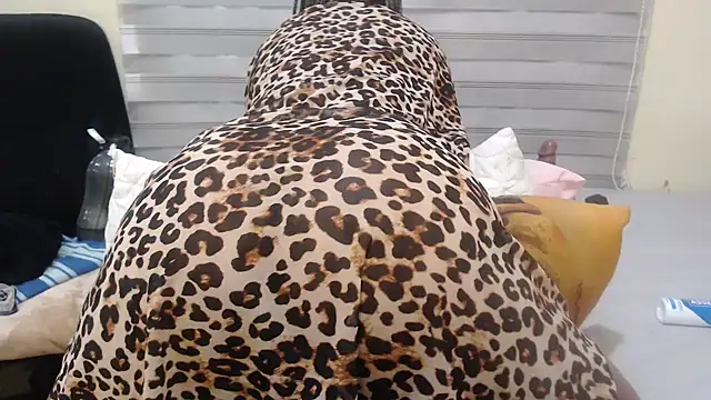 Snapshot of Foxybrownxx1 chatting on 07/19/26, 08:23 Foxybrownxx1 online show from 07/19/26, 08:23