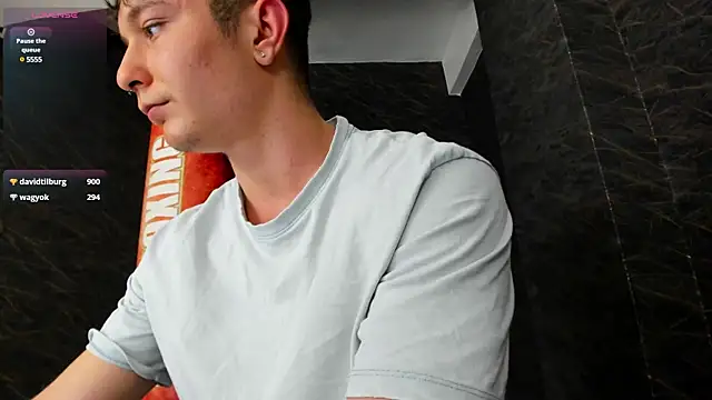 Snapshot of leonardsmith01 chatting on 12/24/24, 04:33 leonardsmith01 online show from 12/24/24, 04:33