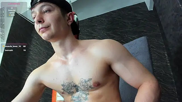 Snapshot of leonardsmith01 chatting on 12/25/24, 11:31 leonardsmith01 online show from 12/25/24, 11:31