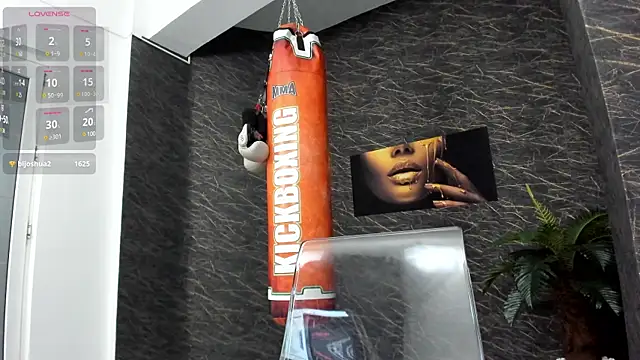 Snapshot of leonardsmith01 chatting on 01/21/25, 02:11 leonardsmith01 online show from 01/21/25, 02:11