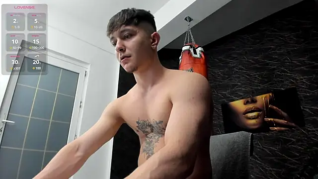 Snapshot of leonardsmith01 chatting on 02/21/25, 08:27 leonardsmith01 online show from 02/21/25, 08:27