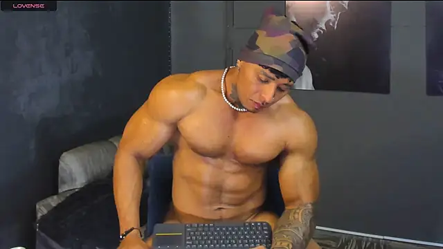 Snapshot of bradley_smith chatting on 06/27/26, 01:28 bradley smith online show from 06/27/26, 01:28