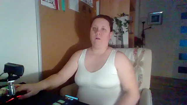 Snapshot of ReifeVenna chatting on 12/16/24, 03:32 ReifeVenna online show from 12/16/24, 03:32