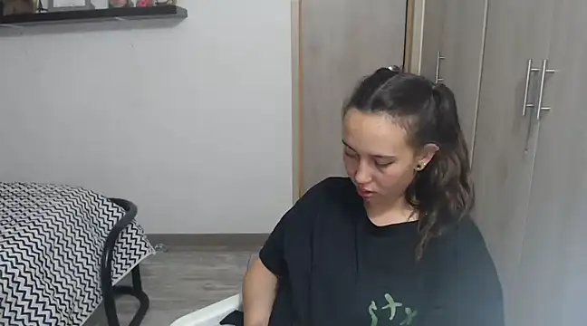 Snapshot of Skarlet_Adams28 chatting on 12/20/24, 04:42 Skarlet Adams28 online show from 12/20/24, 04:42