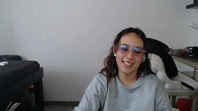 Snapshot of Skarlet_Adams28 chatting on 02/05/25, 08:35 Skarlet Adams28 online show from 02/05/25, 08:35